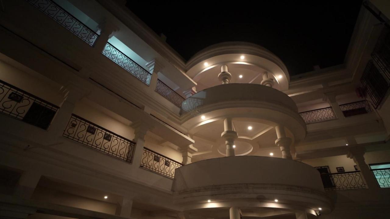 Hotel Kolam Shānti Niketan Exteriör bild