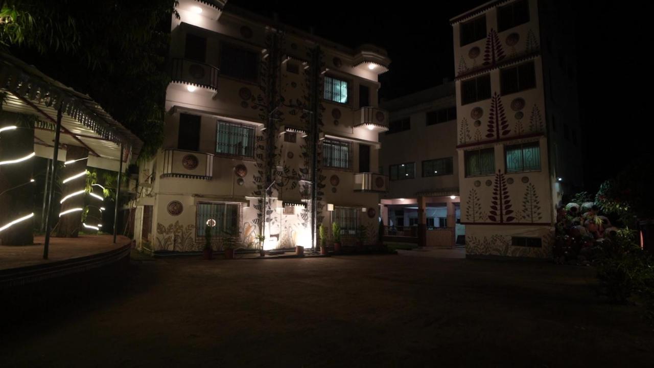 Hotel Kolam Shānti Niketan Exteriör bild