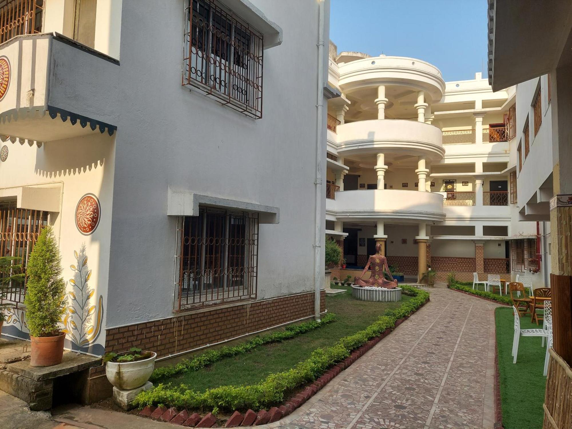 Hotel Kolam Shānti Niketan Exteriör bild