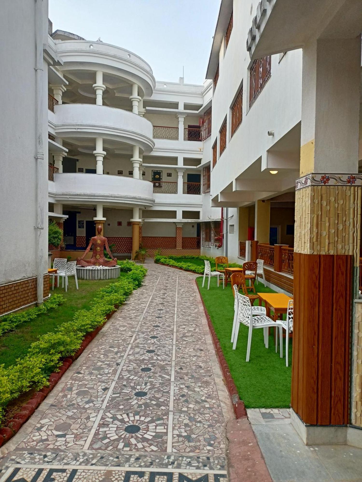 Hotel Kolam Shānti Niketan Exteriör bild